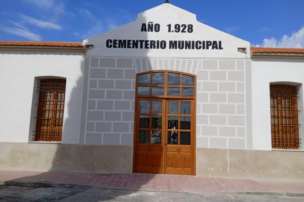 Puerta-principal-del-cementario-de-SVR