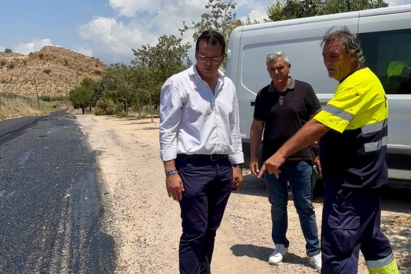 Rafael-Garcia-alcalde-de-Mutxamel-junto-a-Gustavo-Blasco-concejal-de-Servicios-y-Mantenimiento-supervisando-las-obras-de-Moli-Nou