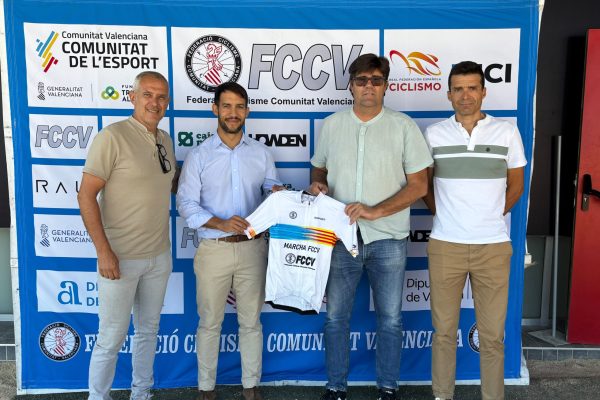 Ricardo-Bernabeu-y-representantes-de-FCCV-muestran-el-maillot-de-la-prueba
