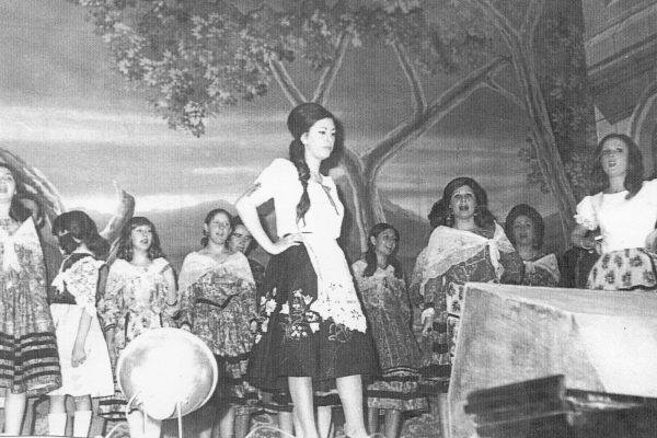 Rosa-Isabel-y-coro-de-mujeres