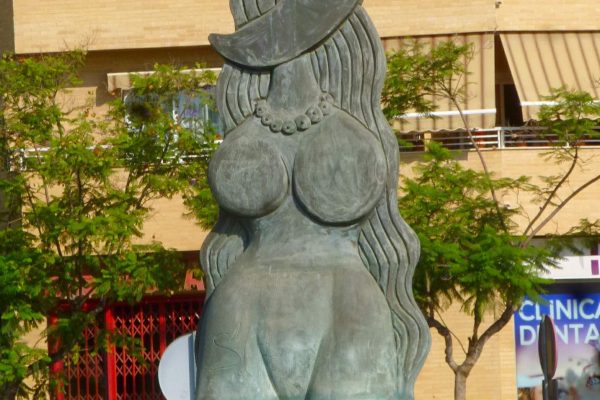 San_Vicente_del_Raspeig_-_Rotonda_del_Parque_Lo_Torrent_escultura_Dona_Lluna_de_Saülo_Mercader_1-1