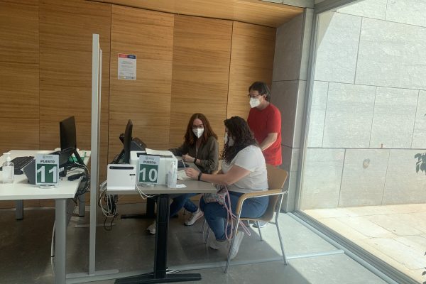 Trabajadores-Emcorp-realizando-una-atención-al-público