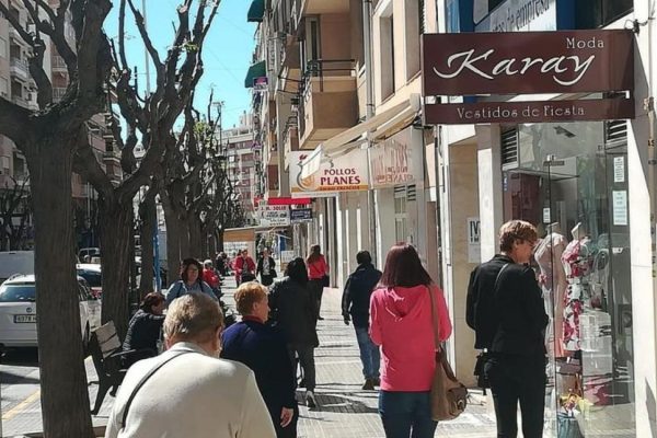 Una-avenida-comercial-en-Sant-Joan