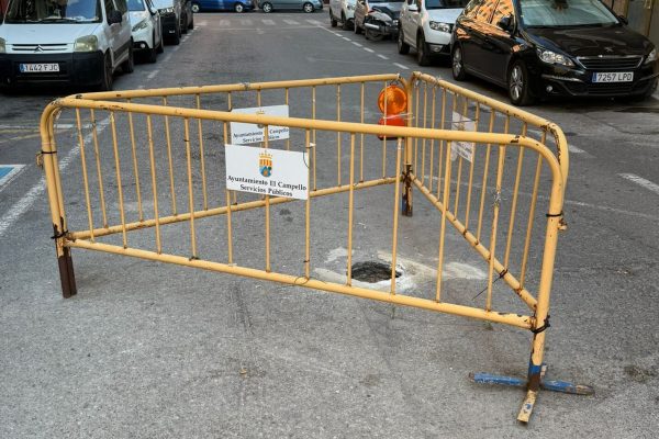 Vallas-en-una-de-las-calles-de-El-Campello