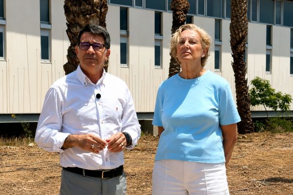 Visita-del-alcalde-y-la-concejal-de-Medio-Ambiente-a-la-zona-de-replantacion-de-palmeras