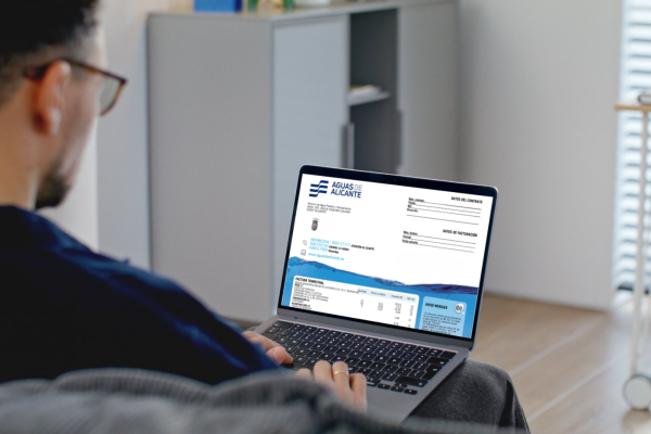 cliente-consultando-factura-online-1